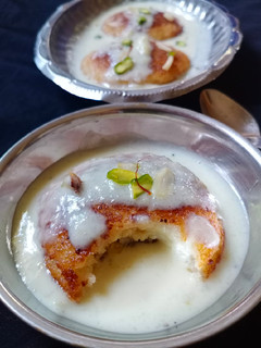 स्टफ्ड शाही टुकड़ा विथ इंस्टेंट रबड़ी (Stuffed shahi tukda with instant rabdi recipe in hindi) रेसिपी मुख्य फोटो