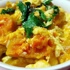 A picture of Pumpkin with scrambled eggs.