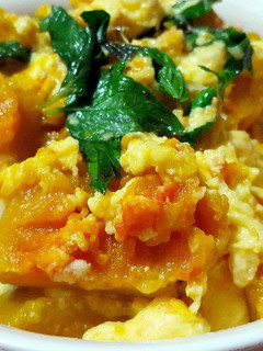 A picture of Pumpkin with scrambled eggs.