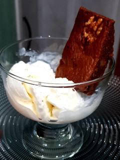 Una foto de Copa de Brownie y helado