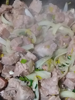 Una foto de Bondiola de cerdo con cebollas