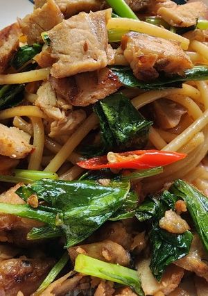 รูปของ สปาเกตตี้คะน้าปลาเค็มหมูชิ้น