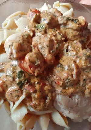 Una foto de Fideos con queso crema y cherrys