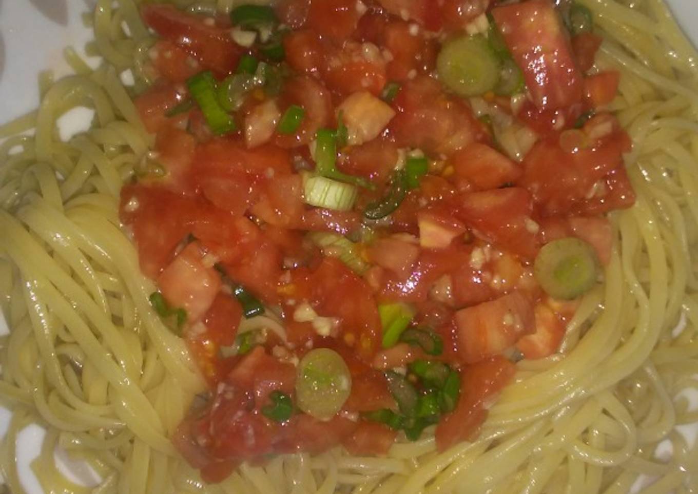 Fideos con salsa cruda