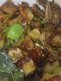 Tumis ikan asin pete padas