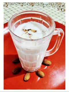 शहाळे बदाम मिल्कशेक (shahale badam milkshake recipe in marathi) रेसिपी चे मुख्य फोटो