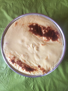 Una foto de Encerezado afrutillado küchen con crema casera