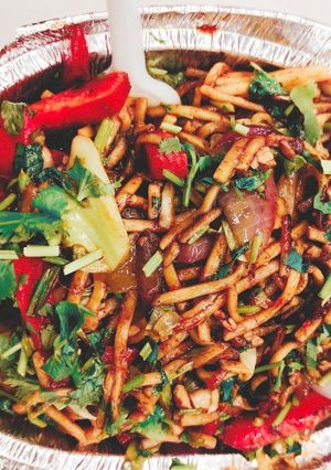 वेज स्पाइसी नूडल्स (veg spicy noodles recipe in Hindi) रेसिपी मुख्य फोटो