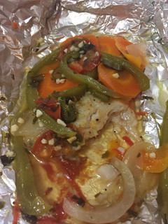 Una foto de Pescado con verduras en aluminio