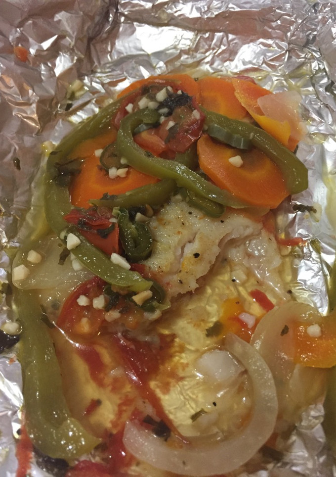 Una foto de Pescado con verduras en aluminio