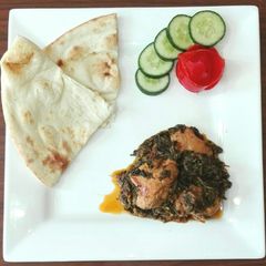 A picture of Kulfay ka Saag aur Chicken.