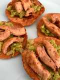 Suyapas (Tortillas de maíz hondureñas con guacamole y pollo)