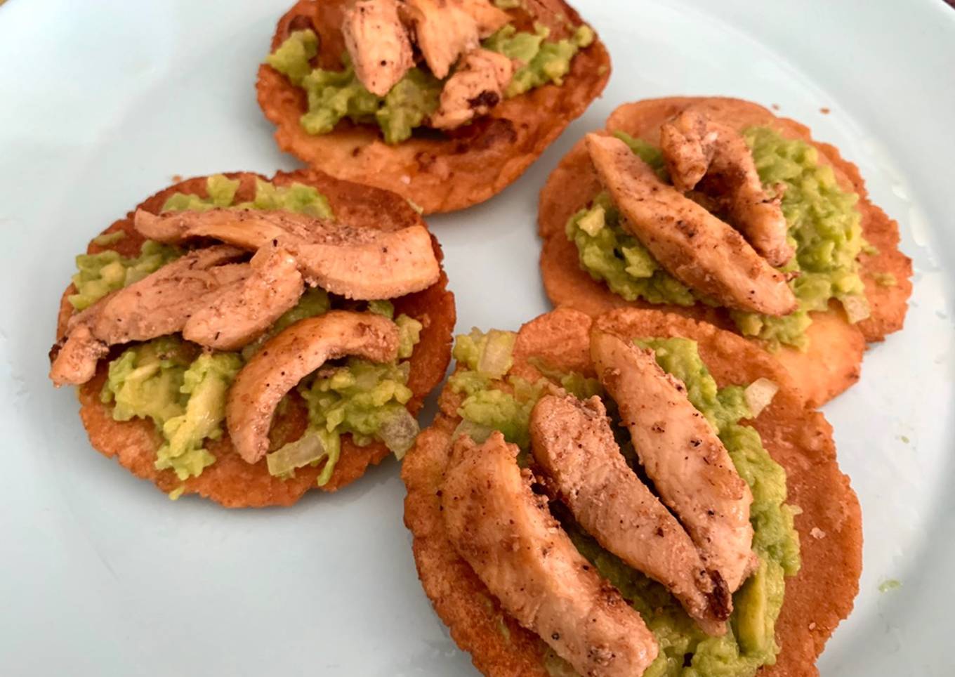 Suyapas (Tortillas de maíz hondureñas con guacamole y pollo)