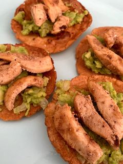 Una foto de Suyapas (Tortillas de maíz hondureñas con guacamole y pollo)