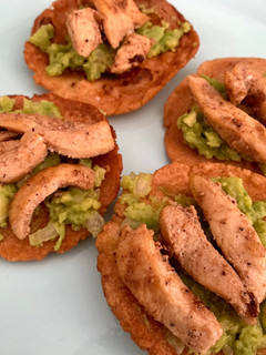 Una foto de Suyapas (Tortillas de maíz hondureñas con guacamole y pollo)