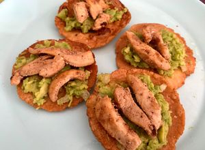 Foto principal de Suyapas (Tortillas de maíz hondureñas con guacamole y pollo)