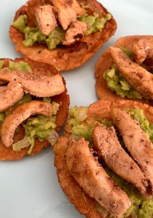 Una foto de Suyapas (Tortillas de maíz hondureñas con guacamole y pollo)
