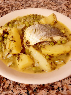 Una foto de Dorada con patatas y guisantes 🐟🐟