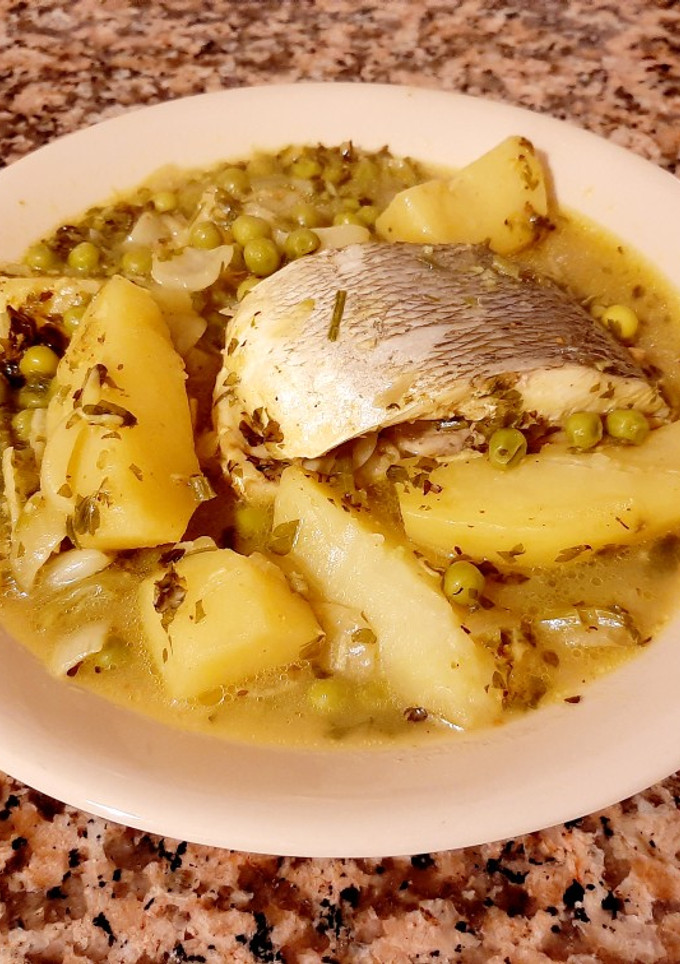 Una foto de Dorada con patatas y guisantes 🐟🐟