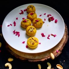 A picture of Kaju pedha (cashew pedha).