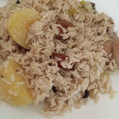 A picture of Aloo chicken pulao.