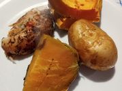 Una foto de condimentos para un pollo al horno