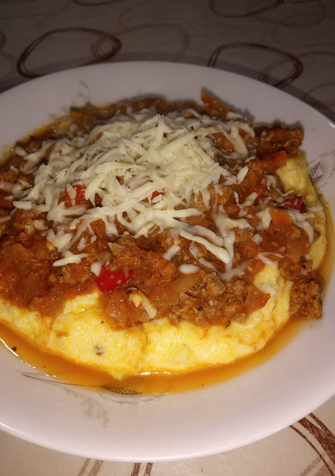 Una foto de Polenta con salsa