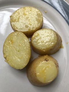 Una foto de Papas salteadas en ajo