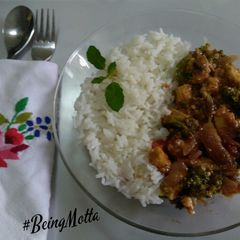 A picture of Veggies with garlic sauce & steamed rice.