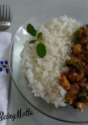 A picture of Veggies with garlic sauce & steamed rice.