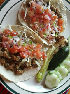 Una foto de Tacos de Chicharrón en salsa verde