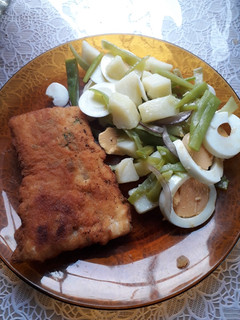 Una foto de Bifes de pescado a la milanesa con ensalada