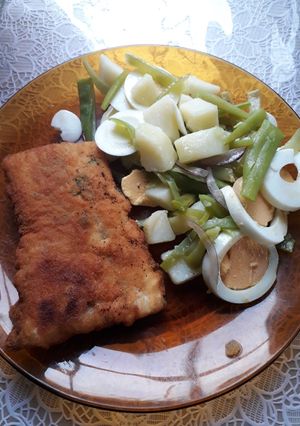Una foto de Bifes de pescado a la milanesa con ensalada