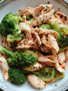 A picture of Chicken Breast & Broccoli with Sesame Soy Sauce and Scallion Oil.