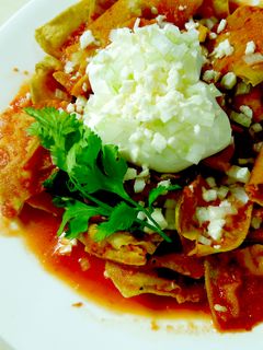 Una foto de Chilaquiles rojos