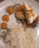 Πικάντικο κοτόπουλο με chutney ροδάκινου και καψαλισμένη φέτα