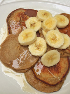 Una foto de Pancakes de avena, plátano y mantequilla de cacahuate