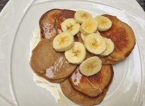 Una foto de Pancakes de avena, plátano y mantequilla de cacahuate