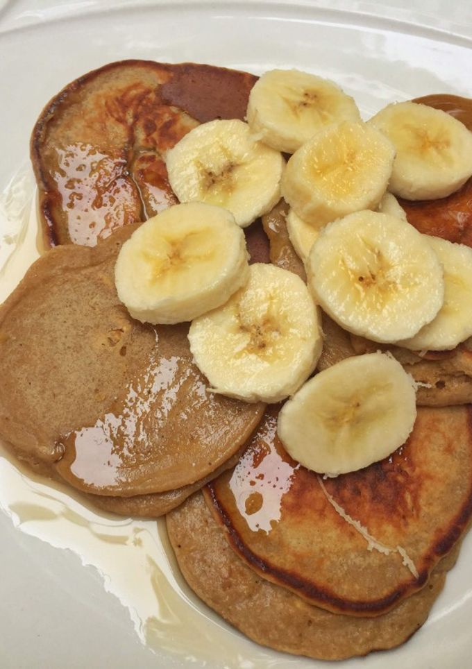 Una foto de Pancakes de avena, plátano y mantequilla de cacahuate