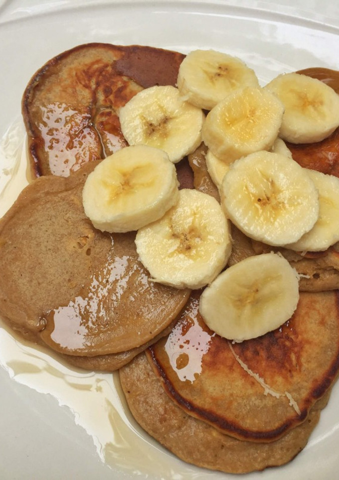 Una foto de Pancakes de avena, plátano y mantequilla de cacahuate