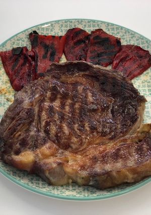 Foto principal de Chuletón gallego madurado con pimientos de piquillo