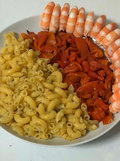 Una foto de Pasta de maíz con langostinos y pimientos asados