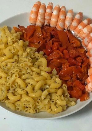 Una foto de Pasta de maíz con langostinos y pimientos asados
