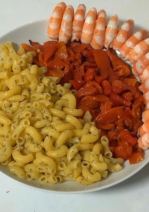 Una foto de Pasta de maíz con langostinos y pimientos asados