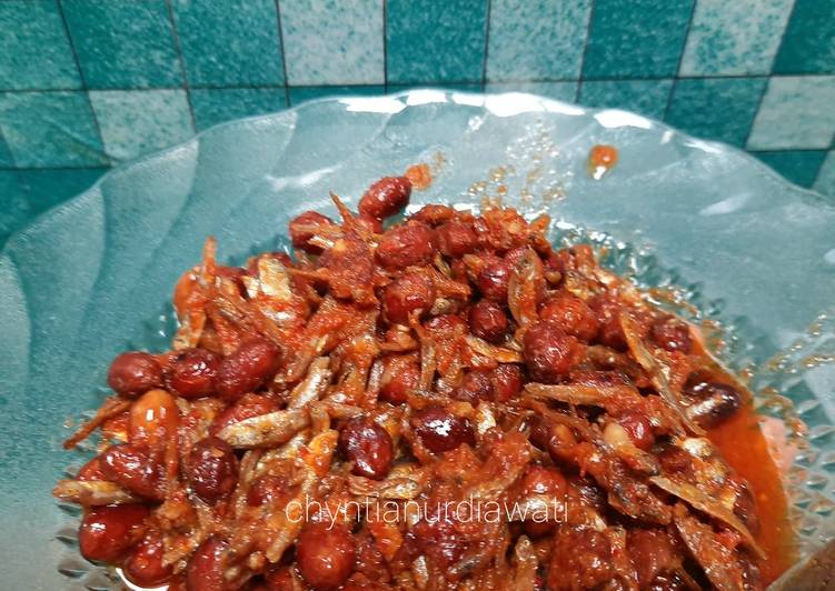 Bagaimana Menyiapkan Sambal Teri Kacang, Sempurna