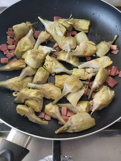 Una foto de Alcachofas salteadas con jamón