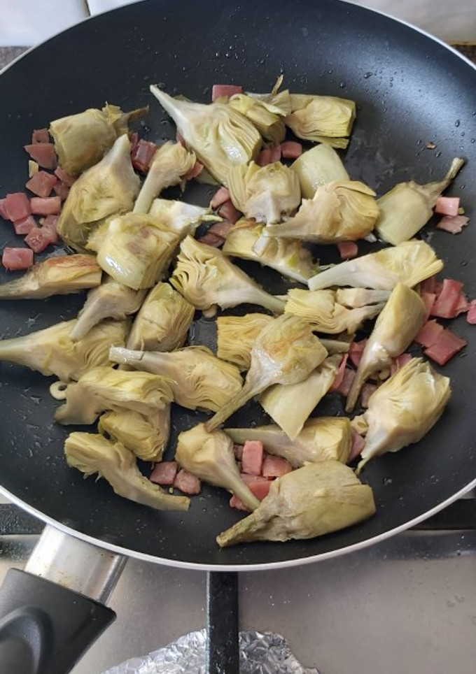 Una foto de Alcachofas salteadas con jamón