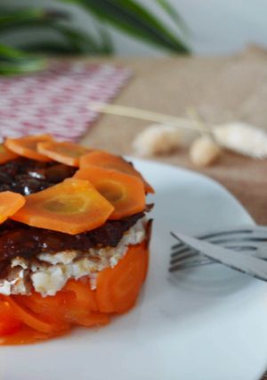 Une photo de Mille feuille de carottes, colin & compotée oignon chorizo