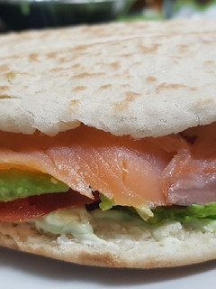 Una foto de Pita de salmón y aguacate