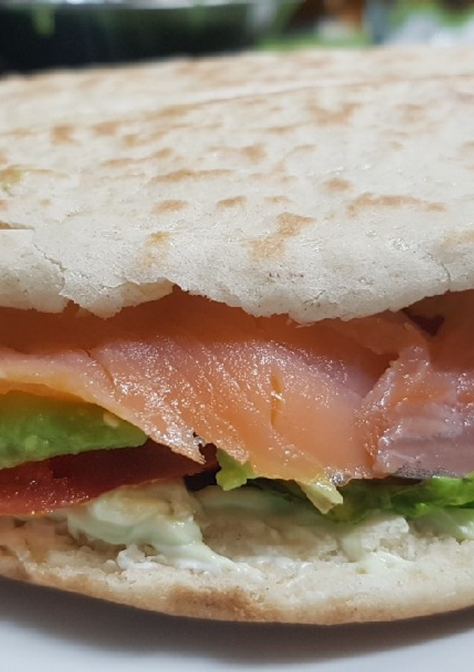 Una foto de Pita de salmón y aguacate
